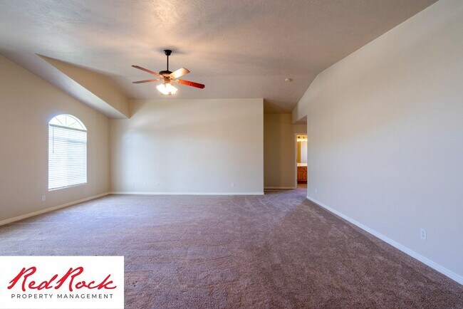 Building Photo - 5 Bedroom Pet Friendly Home!