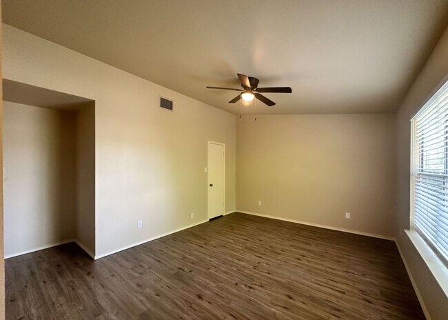 Building Photo - 3 BD/2.5 BA AVAILABLE IN GATED COMMUNITY I...