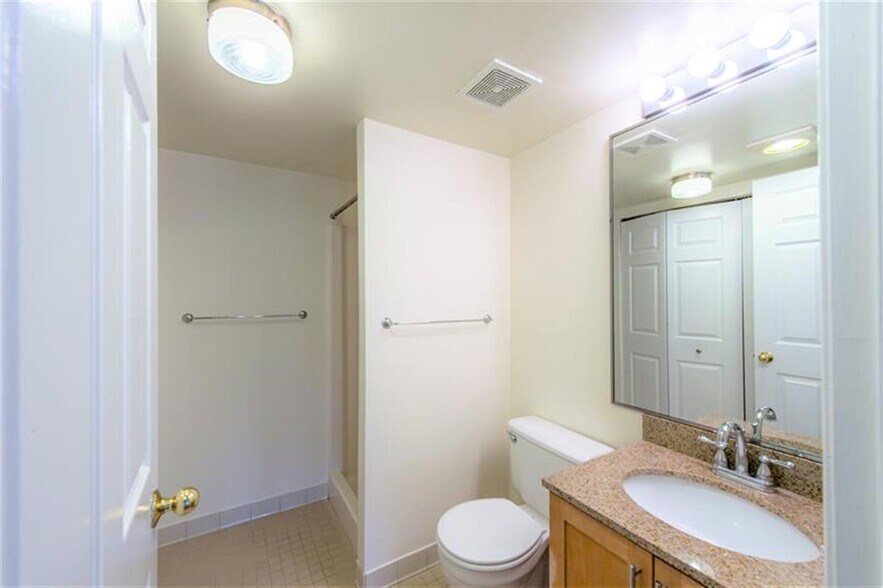 Building Photo - 325 Franklin St