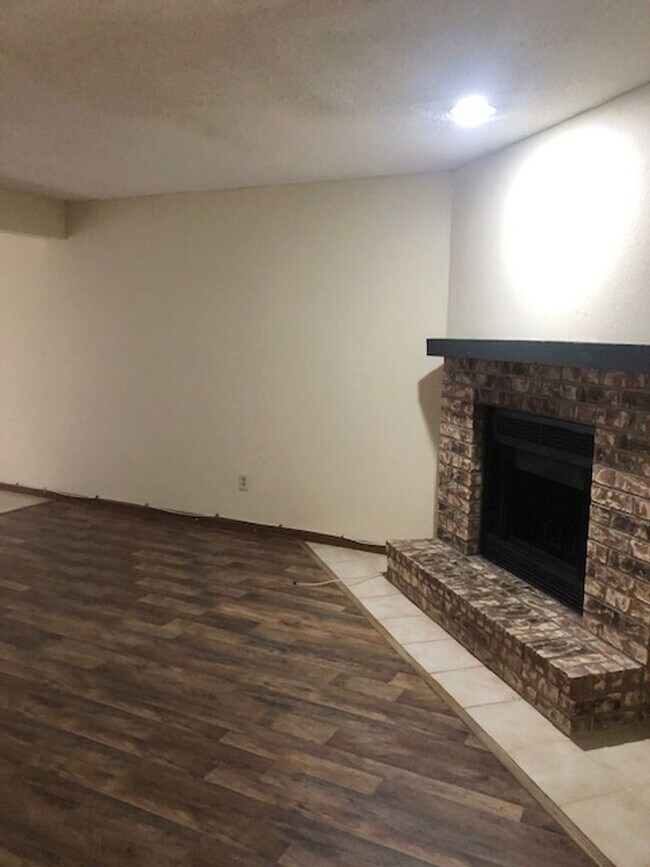 Building Photo - 203 NE Greystone Dr