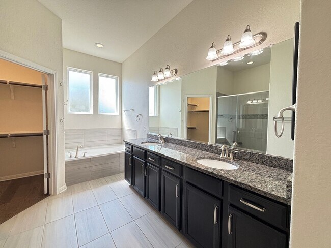 Building Photo - Beautiful 4-Bedroom Home with Free Communi...