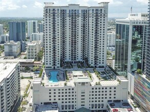 Building Photo - 999 SW 1st Ave