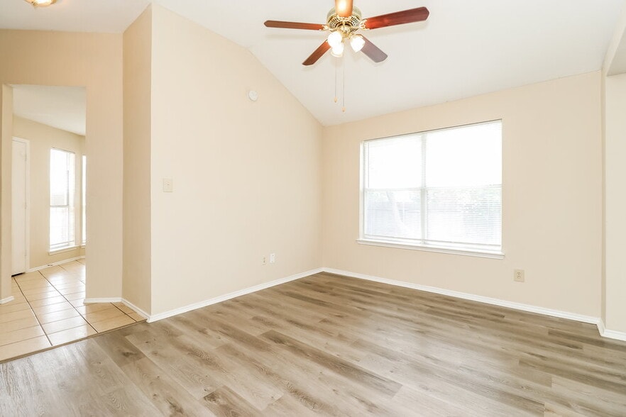 Building Photo - 4001 Periwinkle Dr