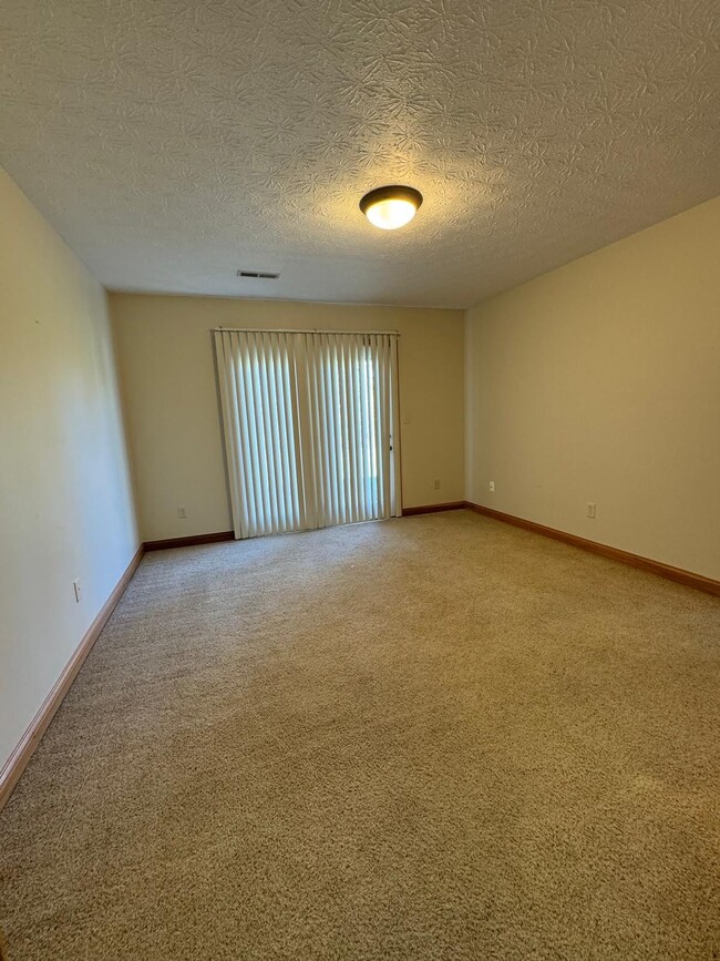 Master bedroom - 2237 Shamrock Ln