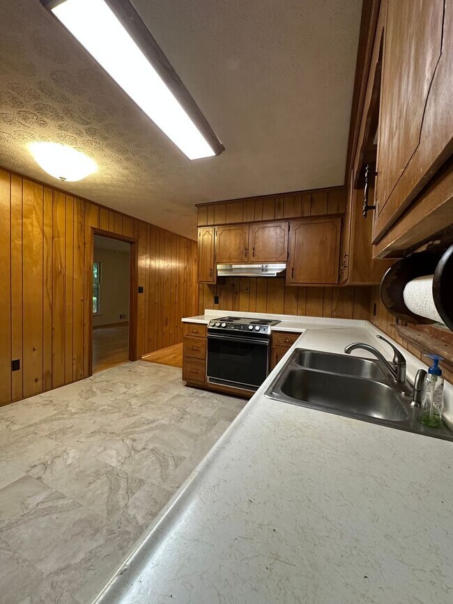 Building Photo - Available now,  3/2 with large unfinished basement, in University Heights