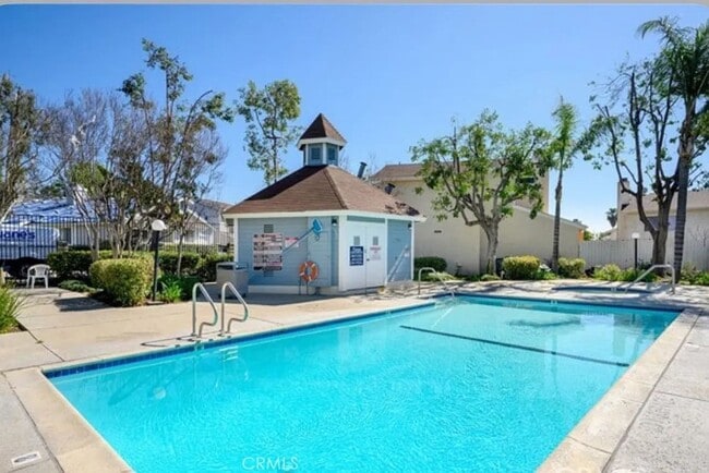 Building Photo - Luxurious 2-Bedroom Townhome with Loft in ...