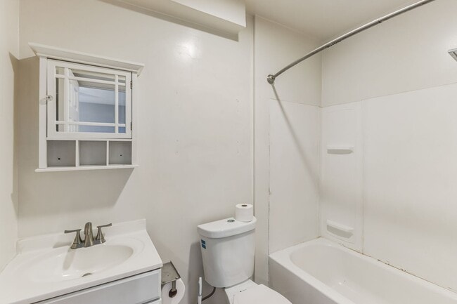 Building Photo - Wonderful! 2BR/1bth home in Columbia Heights. Nice Yard & Parking!!!