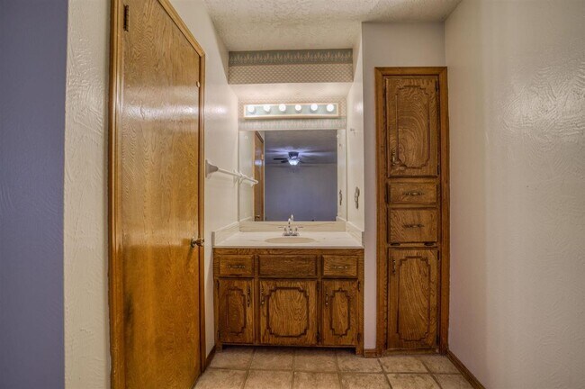 Building Photo - 308 SE Camelot Dr