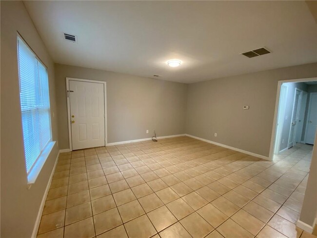 Building Photo - 130 River Pointe Ct SW