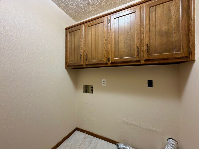 Building Photo - Gorgeous Brick Home for Rent! - 3 Bedroom, 2 Bath, 2 Car garage - 1,797 sf
