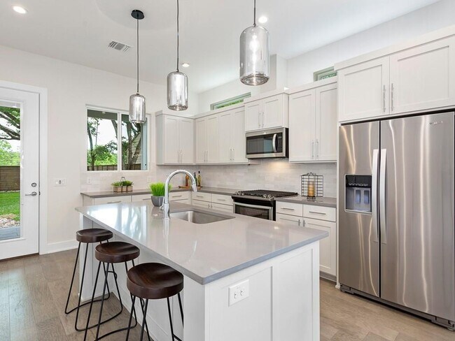 Building Photo - 1111 Brookswood Ave