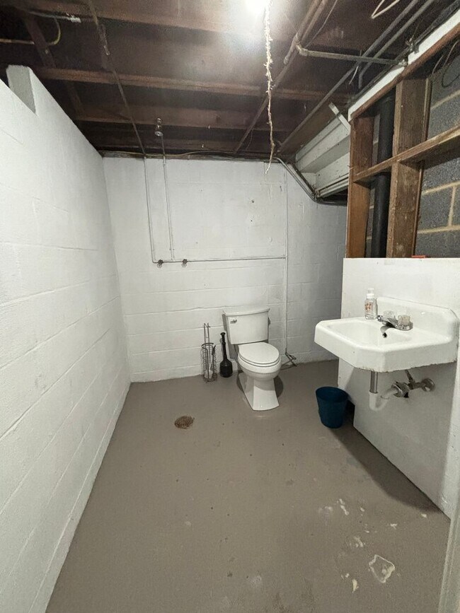 Building Photo - Spacious Home with Large Lot
