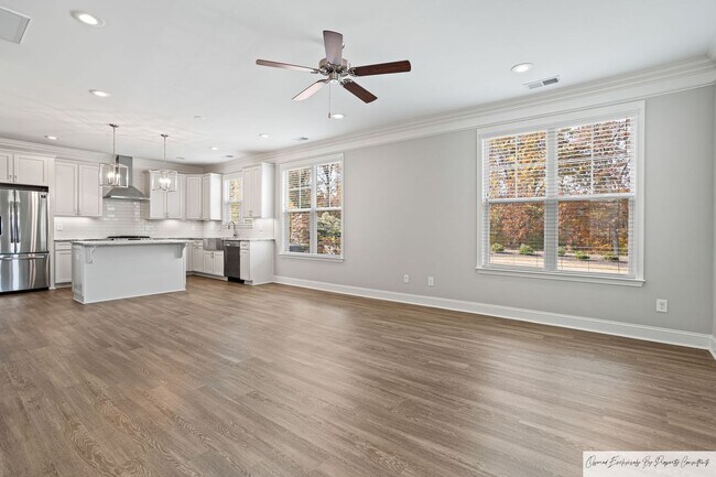 Building Photo - RESORT LIVING IN DESIRABLE SALUDA RIVER CLUB