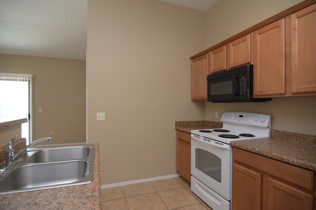 Building Photo - Well Maintained 2 Bedroom 2 Bath Home! Great South Tucson Location!
