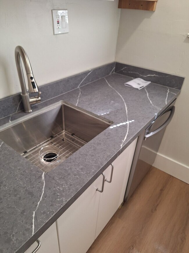 Building Photo - **Incredible 2 Bedroom, 1.5 Bath Home with a Fun Bonus Room!** Don’t miss out on this fantastic o...