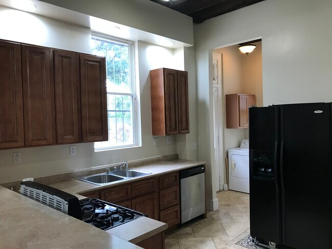 Building Photo - 2654 Bellevue Ave