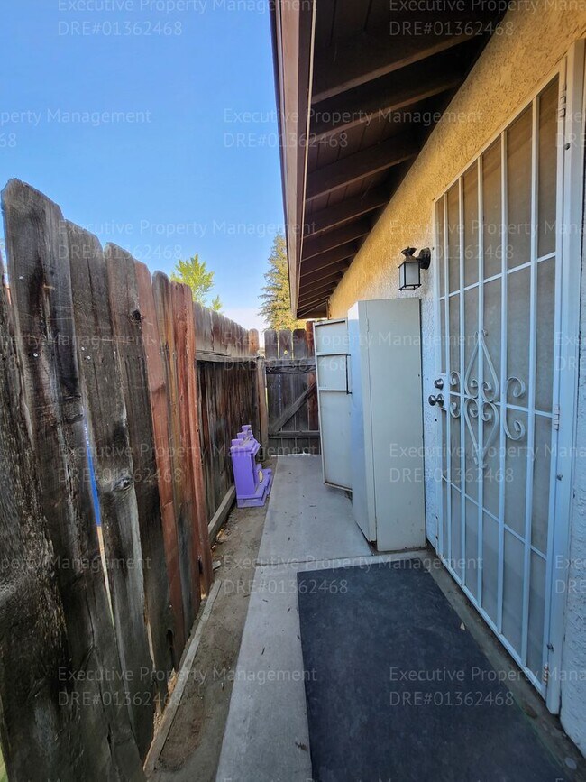 Building Photo - 3 bedroom/ 2 bath house near Pacheco Rd/ A...