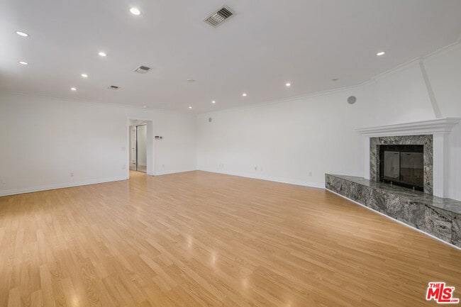 Building Photo - 8760 White Oak Ave