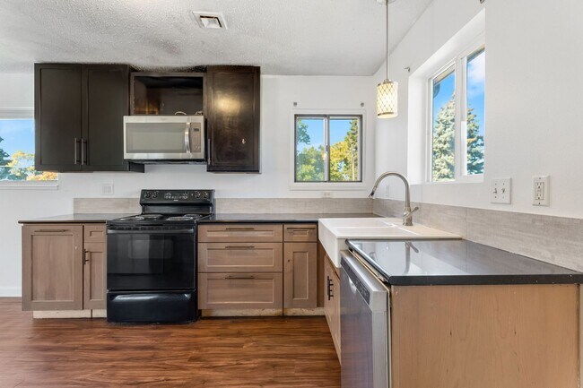 Building Photo - 4BR w/ Driveway Parking near Denver Zoo & City Park