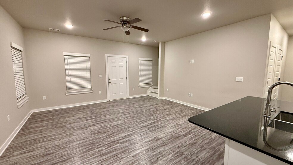 Building Photo - 103 E Mulberry St