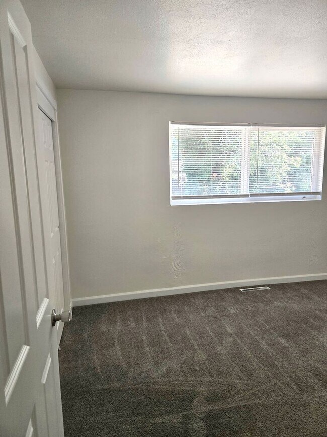 Building Photo - 3613 Grandview Dr W