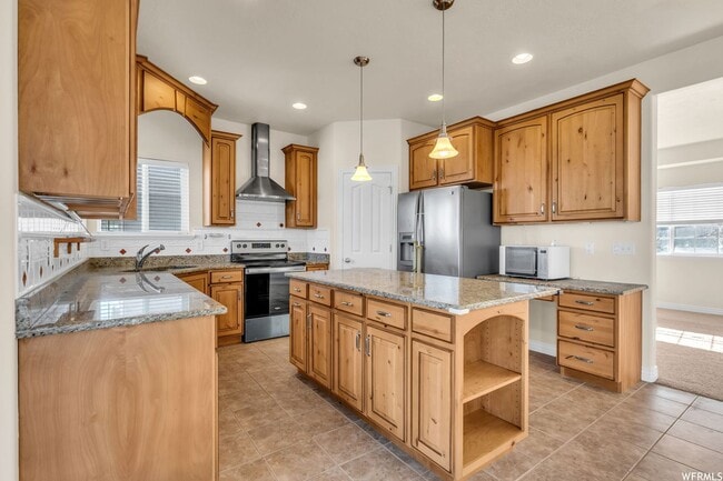 Building Photo - AMAZING 2 STORY HOME w/ 4 CAR GARAGE!