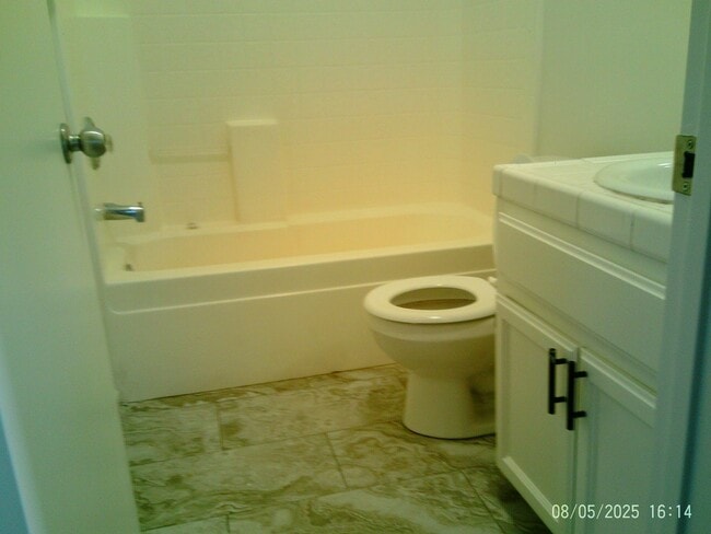 Building Photo - OILDALE CUTIE !!! SPECIAL $2547.500 MOVES ...