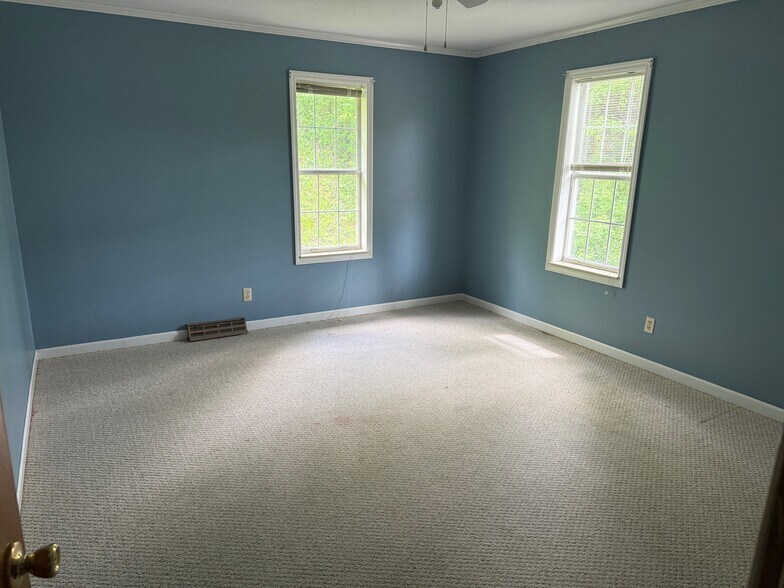 bedroom - 201 N Lancaster St