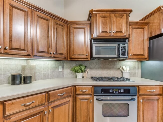 Building Photo - 16616 Hardwood Pl