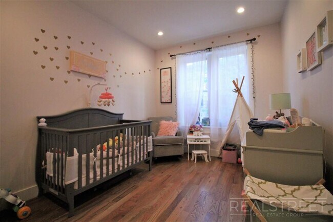 Building Photo - Renovated Spacious 2 BR in Bushwick