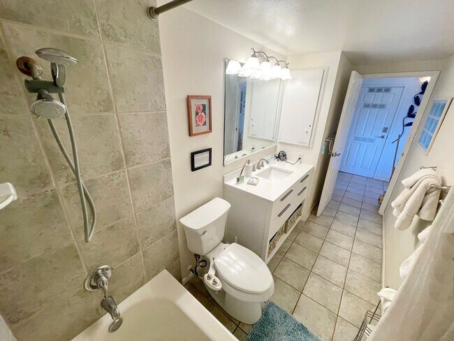 Building Photo - Live the Maui Dream – Modern 2-Bed, 2-Bath...