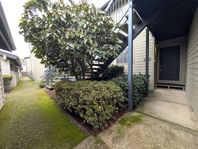 Building Photo - Great 2 Bedroom, 1-Bath Condo Near Eugene Country Club!