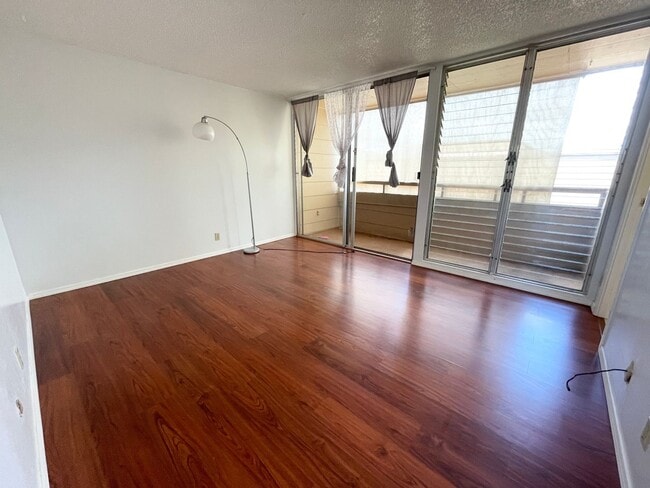 Building Photo - Well Maintained 3 Bed, 2.5 Bath Townhome i...