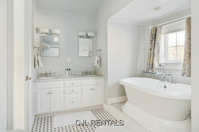 Building Photo - 150 Vassal Ln