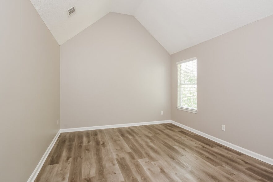 Building Photo - 504 Baywood Way