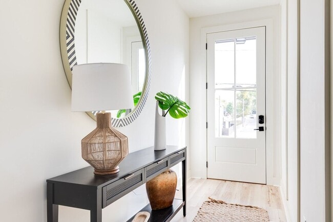 Building Photo - Fully Furnished - Designer Home (Flexible Lease Options)
