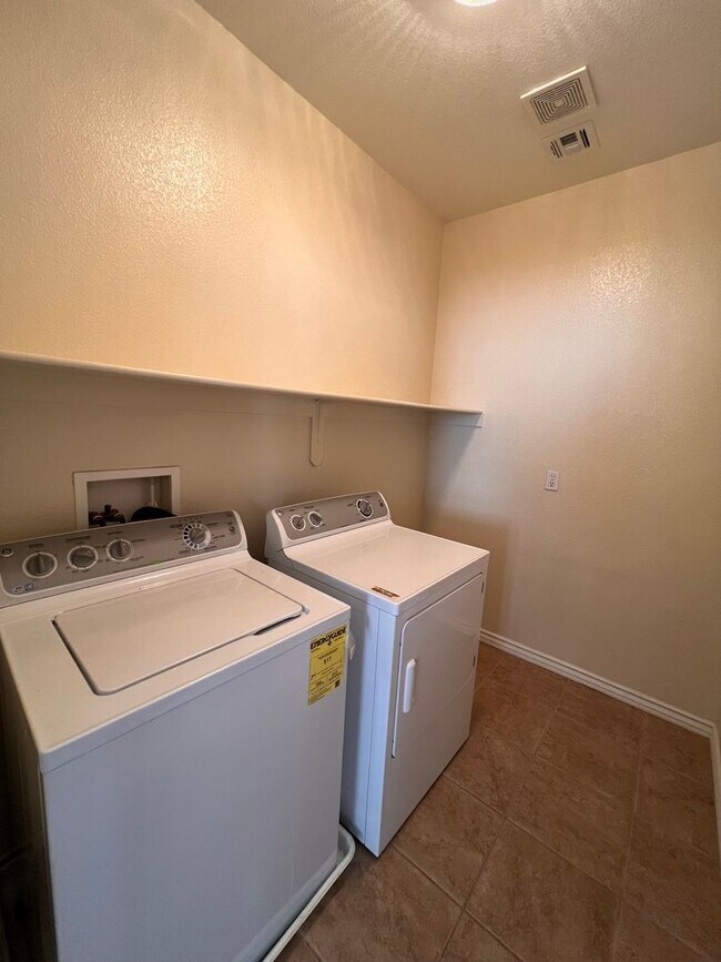 Building Photo - Southwest - Gated Community Pool/Spa/Playground