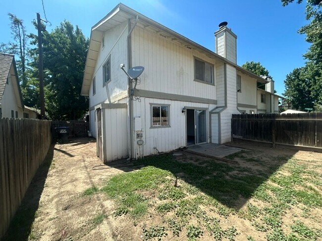Building Photo - 2 Bedroom 1.5 Bathroom Condo In SE Visalia!!