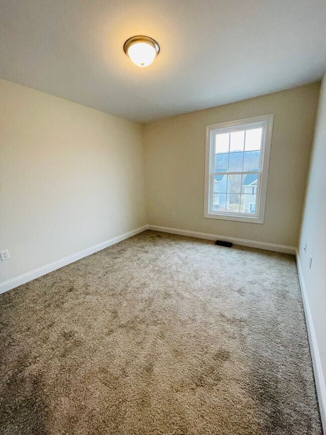 Building Photo - *Crescent Ridge Townhome for Rent*