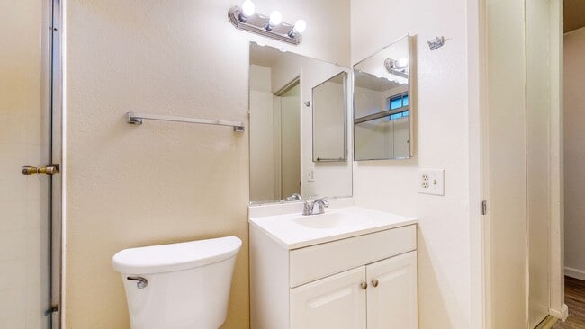 Building Photo - Bright 4 Bedroom 2 Full Bathroom Home with...