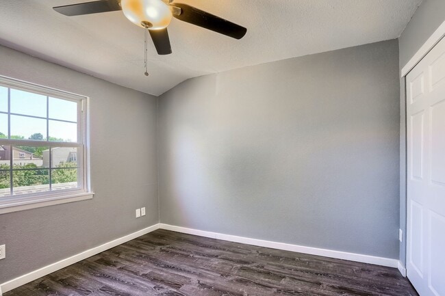 Building Photo - Comfortable Single-Family Townhouse in Quiet Community