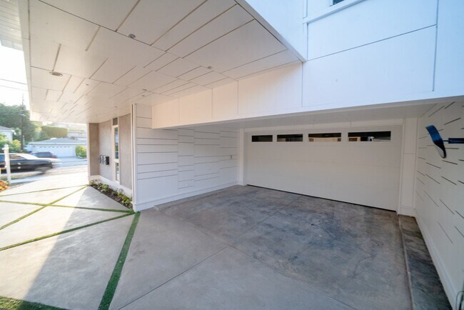 Building Photo - 2306 Aviation Blvd