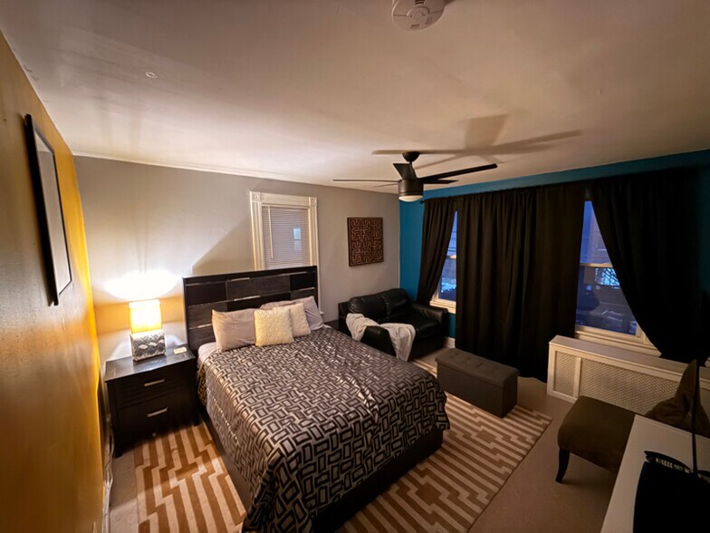 Building Photo - 388 Lakeside Ave