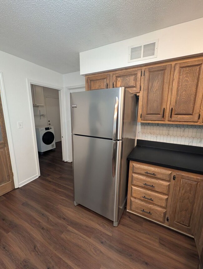 Building Photo - 3 Bedroom Home - Walking distance to Fairview Elementary - Desirable Location!