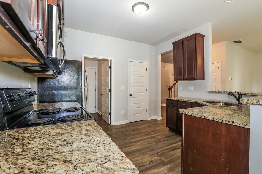 Building Photo - 1845 Simmons Ln