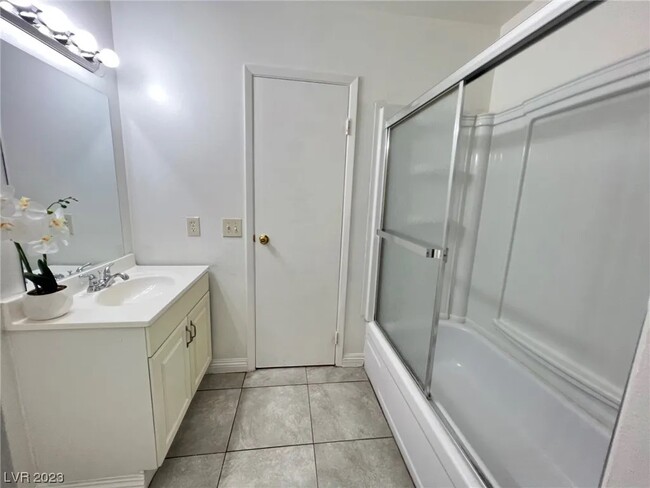 Main Bathroom - 6021 Vegas Dr