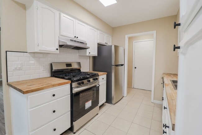 Building Photo - 3 bed/2bath! Fully remodeled!