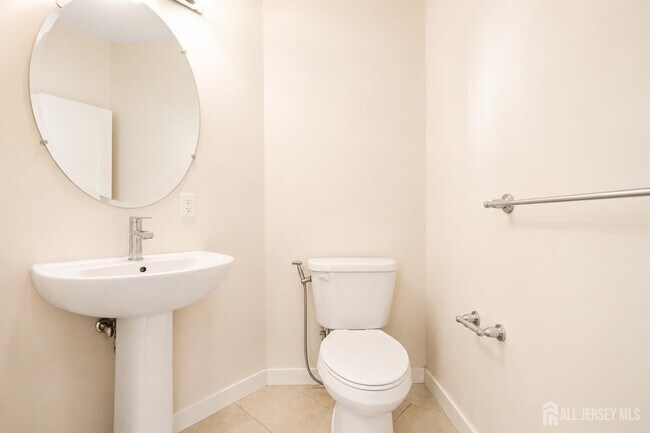 Building Photo - 723 Lorhan Dr