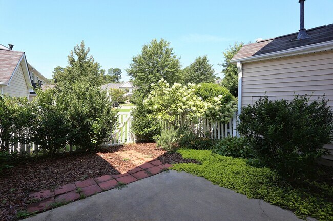 Building Photo - 915 Cinnamon Dr
