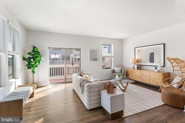 Building Photo - 207 MATILDA